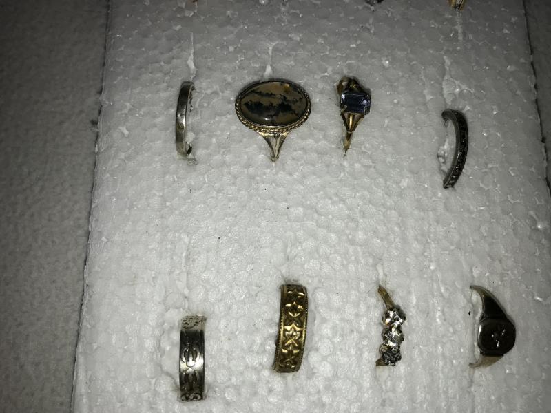 24 assorted rings, mostly vintage with other styles features including 10 silver. - Image 4 of 4
