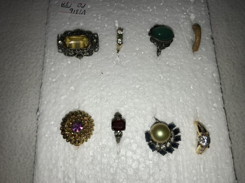24 assorted rings, mostly vintage with other styles features including 10 silver. - Image 3 of 4