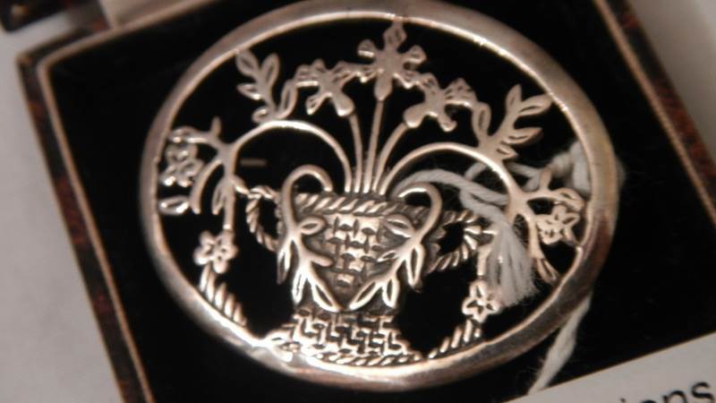 A good quality oval silver brooch depicting urn and flowers. - Image 2 of 3
