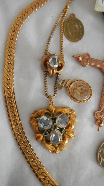 A mixed lot of good quality yellow metal jewellery. - Image 2 of 5
