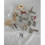 A mixed lot of vintage brooches including some enamel (14 in total).