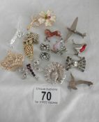 A mixed lot of vintage brooches including some enamel (14 in total).