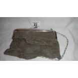 A good Edwardian chain mesh evening purse (one small hole in mesh otherwise in good condition).