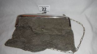 A good Edwardian chain mesh evening purse (one small hole in mesh otherwise in good condition).