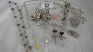 A good mixed lot of silver and other jewellery.