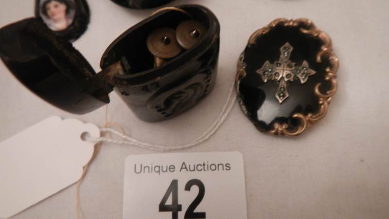 A collection of mourning jewellery including earrings, brooch, - Image 4 of 4