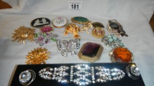 A mixed lot of brooches etc.