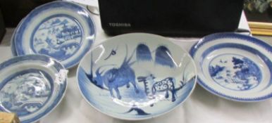 5 assorted Chinese blue and white plates.
