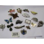 A mixed lot of unusual vintage brooches.