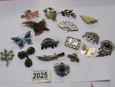 A mixed lot of unusual vintage brooches.