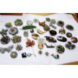 A mixed lot of vintage brooches.