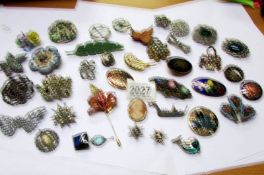 A mixed lot of vintage brooches.