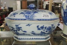 An 18th century Qian Long period Chinese blue and white lidded tureen.