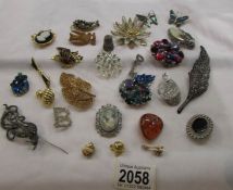 A good lot of vintage brooches.