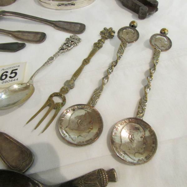 A mixed lot of silver plate including hip flask, cutlery etc. - Image 2 of 4