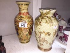 2 Chinese vases