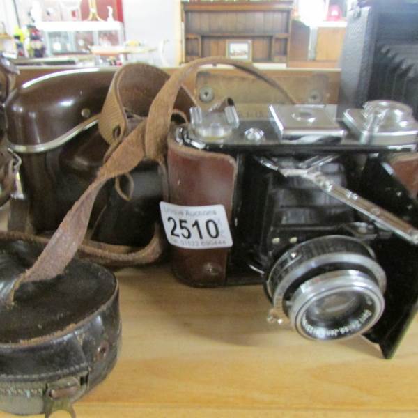 A Zeiss Ikon Pronto-LK camera with case and a Zeiss Ikon Compur rapid camera with case, untested.