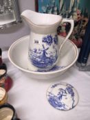 A blue and white jug and basin set, a/f.