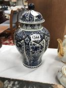 A Delfts blue & white lidded jar by Boch