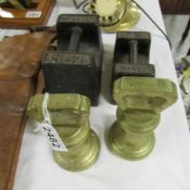 2 brass 4lb green grocers weights and 7lb and 14lb steel Avery weights.
