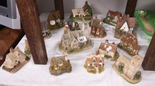 A quantity of Lilliput Lane cottages.