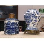 2 blue and white chinese vases