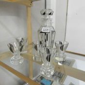An art deco decanter and 5 glasses.
