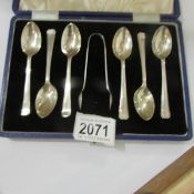 A cased set of 6 silver teaspoons with sugar nips.