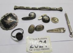 A Siamese silver brooch, cuff links and other silver items.