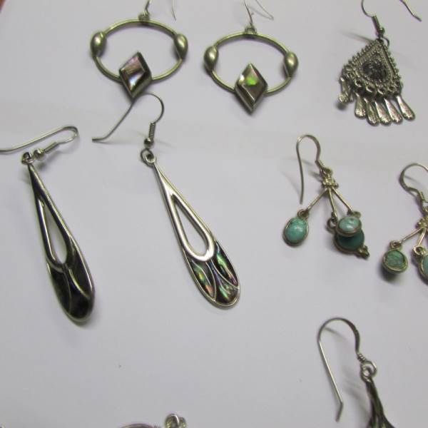 Approximately 10 pairs of fashion earrings including some silver. - Image 4 of 7