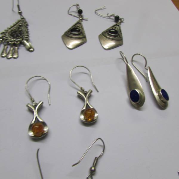Approximately 10 pairs of fashion earrings including some silver. - Image 5 of 7