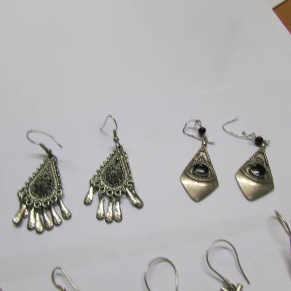 Approximately 10 pairs of fashion earrings including some silver. - Image 3 of 7