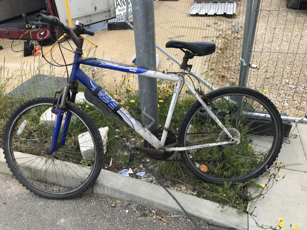 An Apollo 20" frame XC26 mountain bike