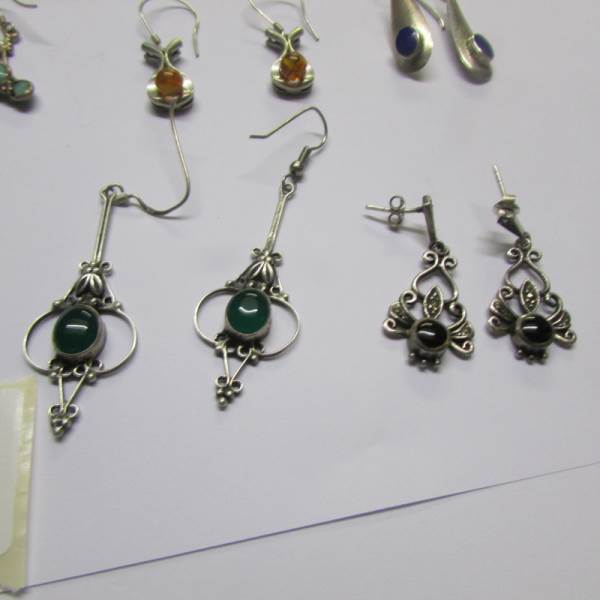 Approximately 10 pairs of fashion earrings including some silver. - Image 6 of 7