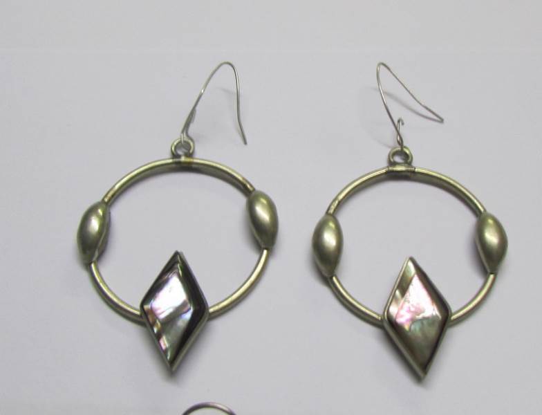 Approximately 10 pairs of fashion earrings including some silver. - Image 2 of 7