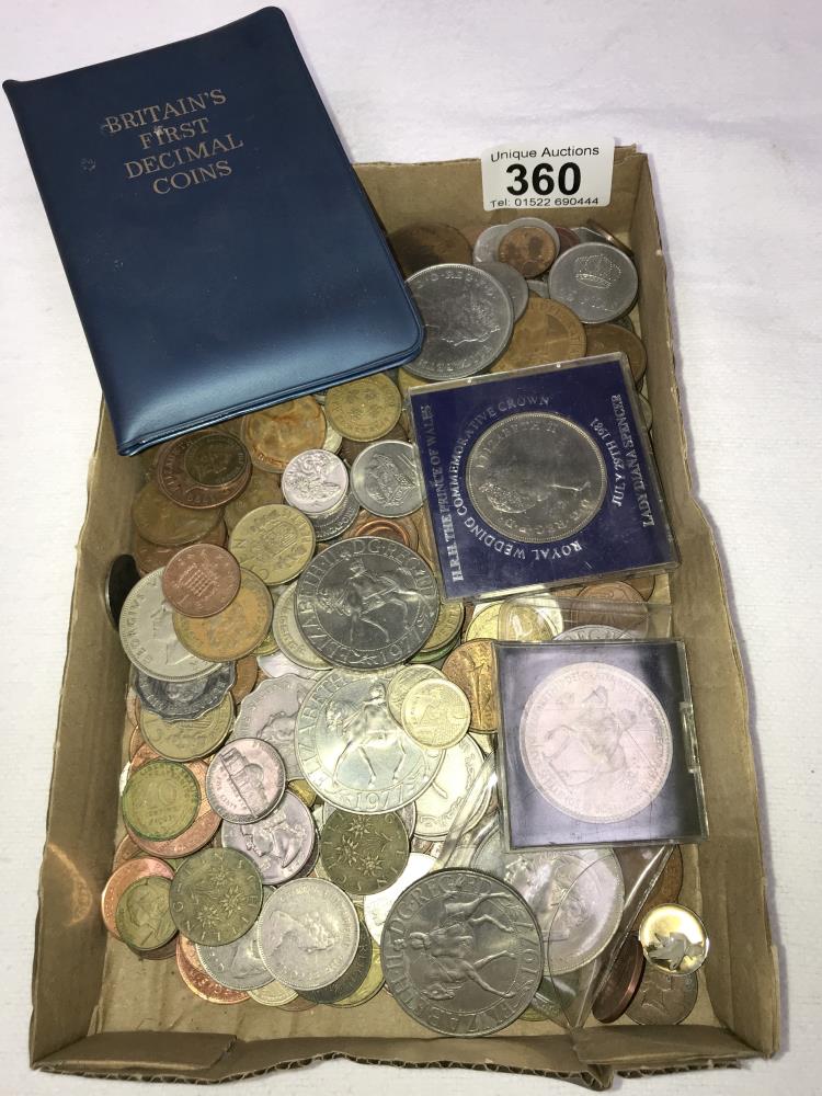 A tray of UK and foreign coins including 1977 crowns