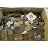 A mixed lot of UK and foreign coins.