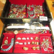 A good mixed lot of costume jewellery in a 2 tier jewellery box including necklaces, brooches,