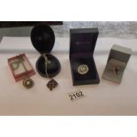 4 items of vintage jewellery.