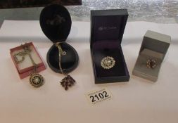 4 items of vintage jewellery.