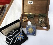 A box of military badges including World War 1 star etc.