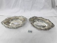 A pair of ornate silver bon bon dishes, 1902/03, 6.75 ounces.