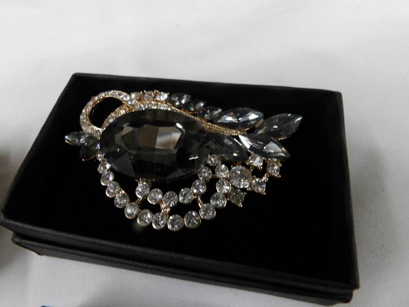 6 fashion brooches including bow, crown, orchid etc. - Image 3 of 6