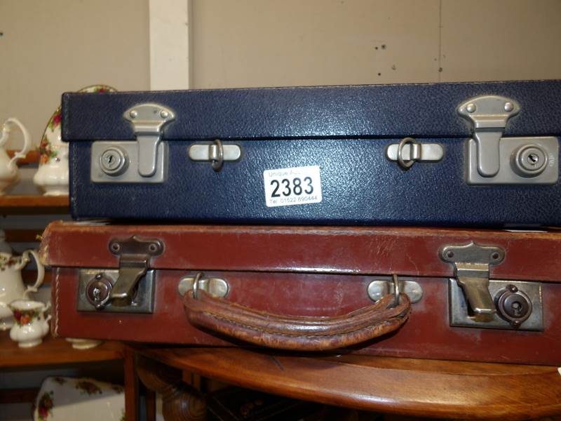 2 small vintage cases.