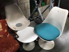 A Knoll Eero Saariene tulip side table and tulip chairs.