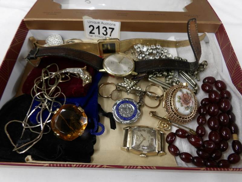 A mixed lot of jewellery and watches.