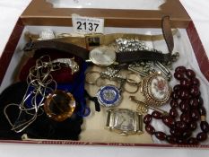 A mixed lot of jewellery and watches.