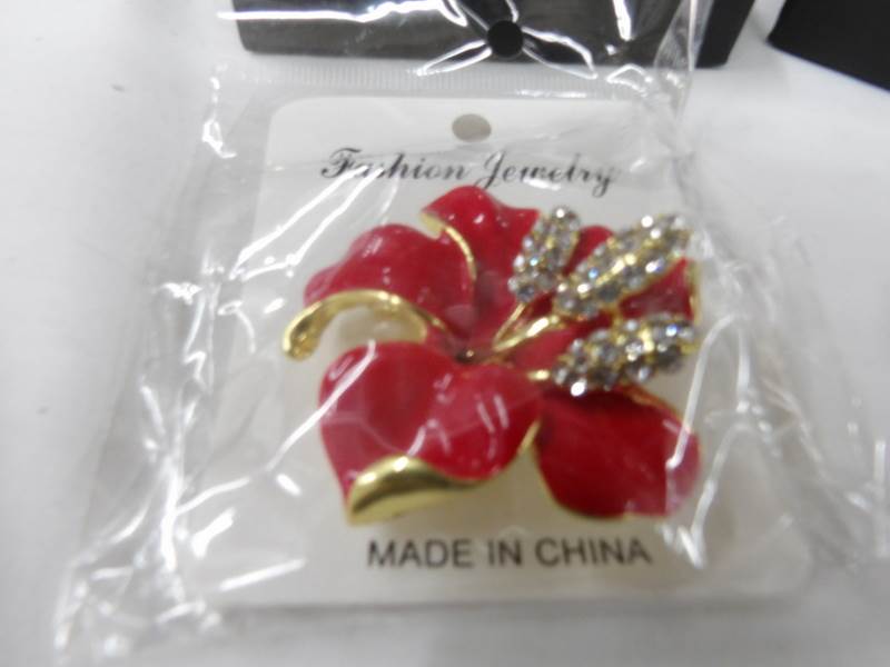 6 fashion brooches including bow, crown, orchid etc. - Image 6 of 6