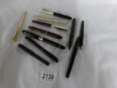 A mixed lot of vintage fountain pens.