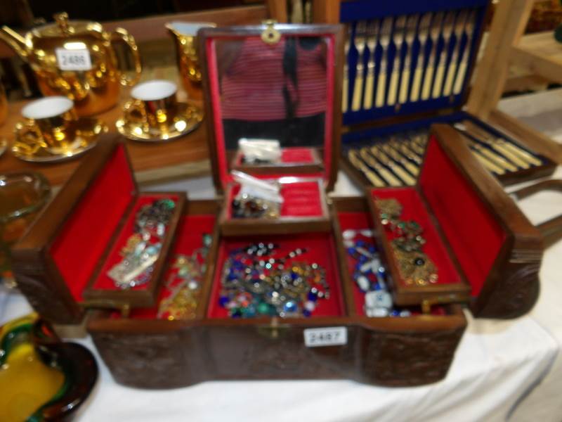 An oriental musical jewellery box and contents. - Image 2 of 2